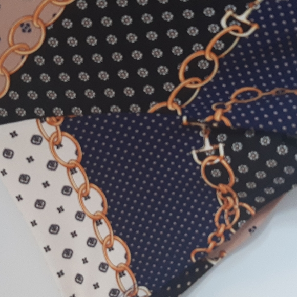 Chain Design Twist Hem - Picture 3 of 7